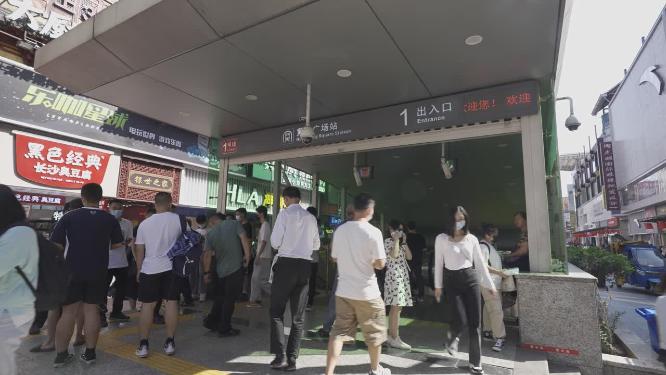 长沙地铁站出入口镜头