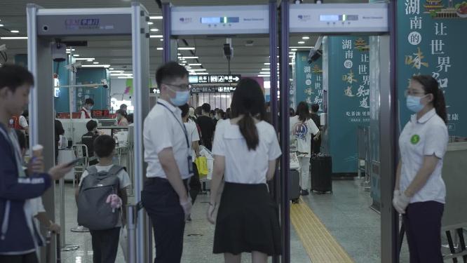 长沙地铁进站口检查镜头