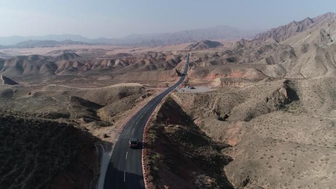 车子行驶在中卫66号公路上航拍中景