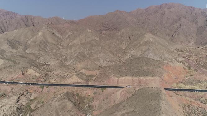 车子行驶在中卫66号公路上航拍远景