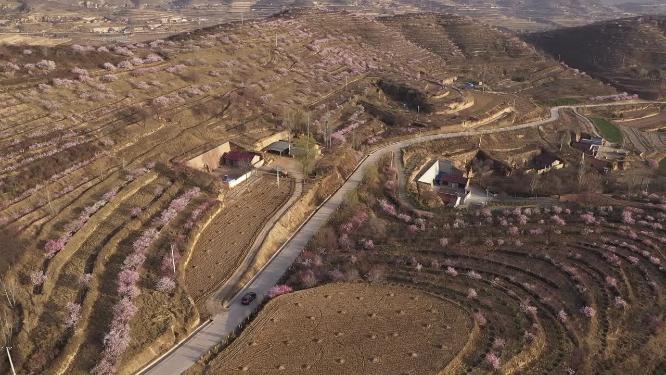 车子行驶在梯田公路上航拍