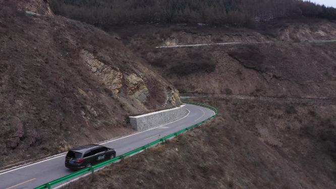 车子行驶泾隆公路航拍