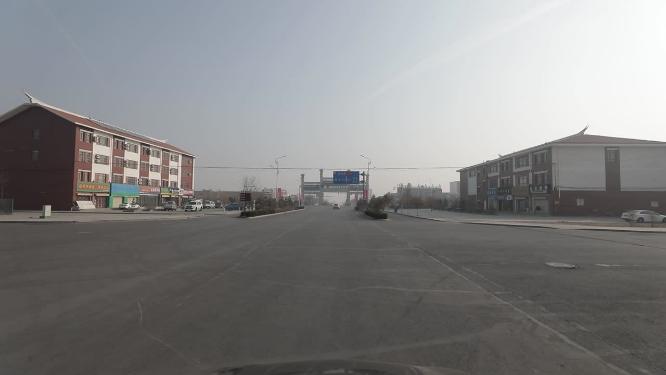 车行驶在闽宁镇上镜头