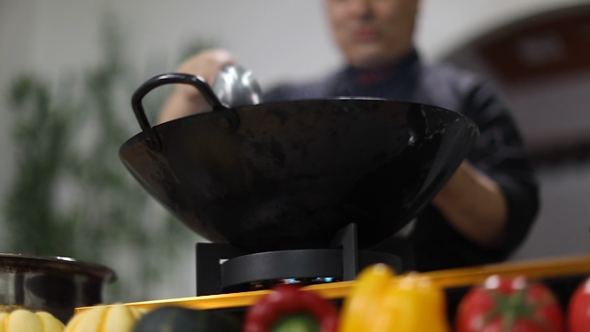 大厨师做菜颠勺勾火