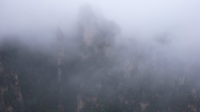 云雾笼罩群山