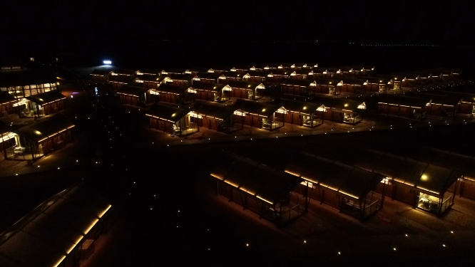 沙坡头沙漠星星酒店夜景航拍中景