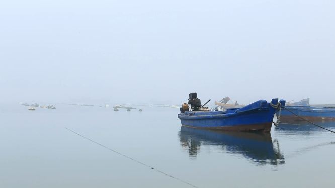 渔船飘在海上镜头
