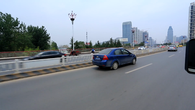 跟车行驶镜头