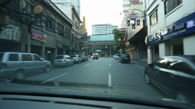 车行驶在菲律宾王彬街上