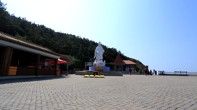长岛九丈崖海边烧香拜佛处