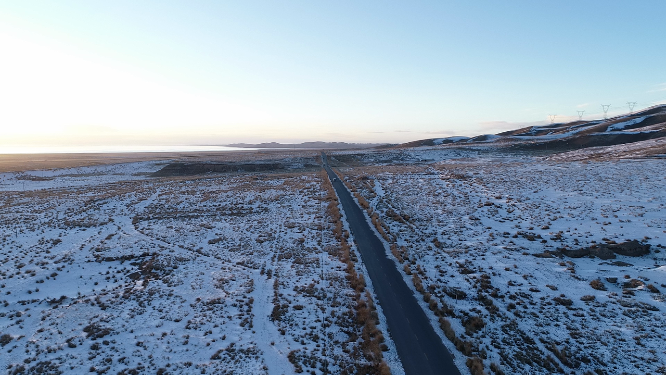 雪原公路汽车夕阳航拍