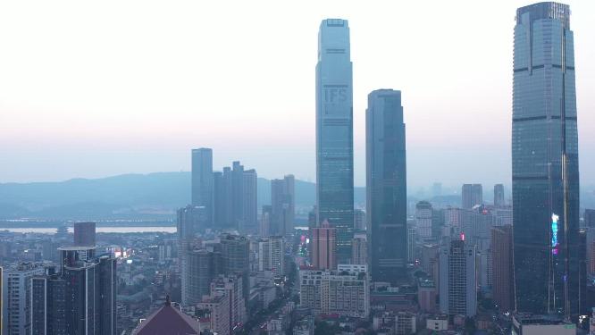 云雾中的长沙城市中心航拍