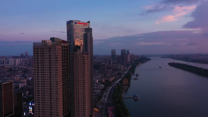 晚霞笼罩下的长沙城市江景