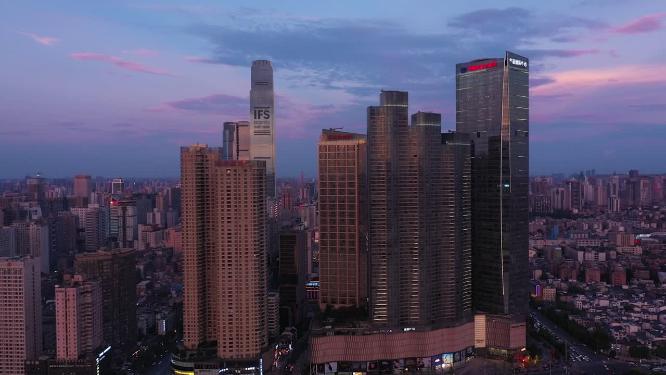 晚霞笼罩下的长沙市中心航拍