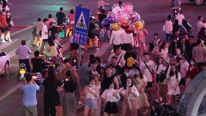 繁华城市夜晚人流车流
