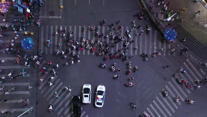 警车繁华路口守护城市