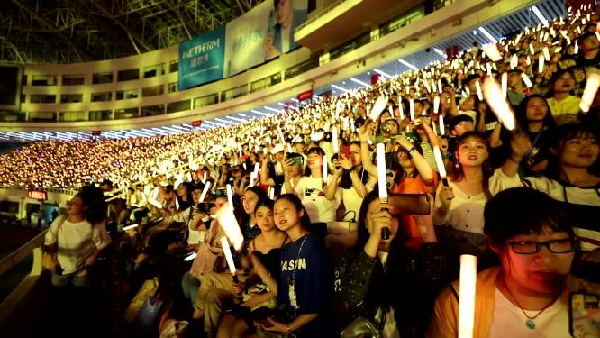 演唱会现场观众近景镜头