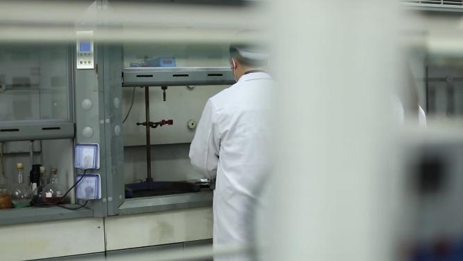 工作人员实验室试验镜头