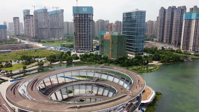 航拍长沙梅溪湖的双螺旋观景平台城市岛