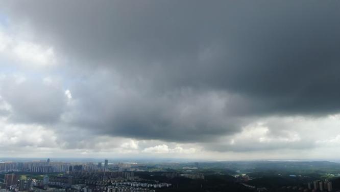 城市上空乌云密布航拍
