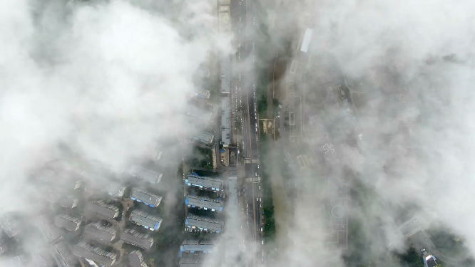 无人机穿过云层航拍城市