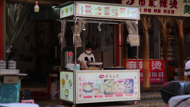 美食街生煎包生煎饺子摊