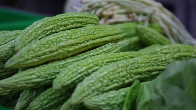 菜市场苦瓜货架