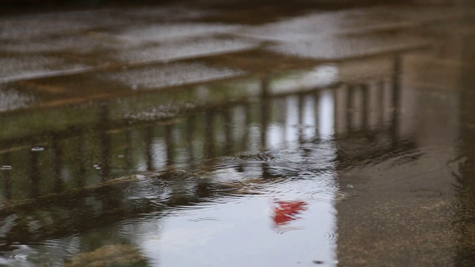 下雨天雨滴落到地面