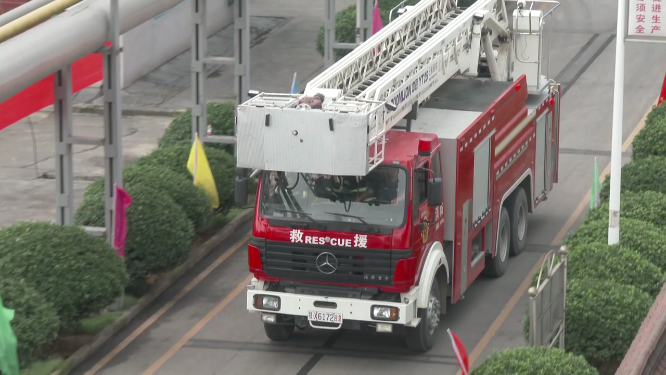 消防车行驶在厂区道路上