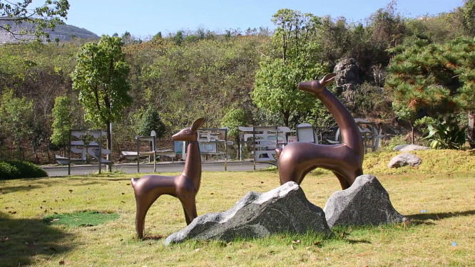 小鹿雕塑