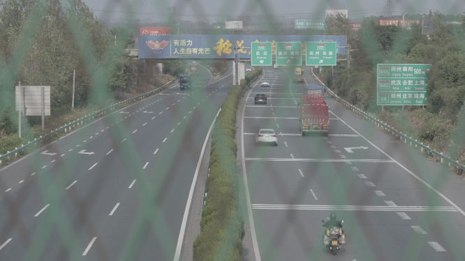 货车在高速公路运货