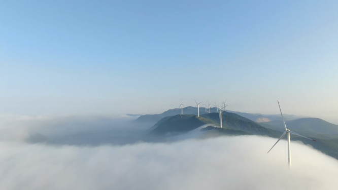 青山云海风力发电全景航拍