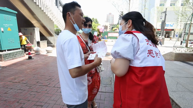 湖北荆门志愿者讲解献血宣传单内容 