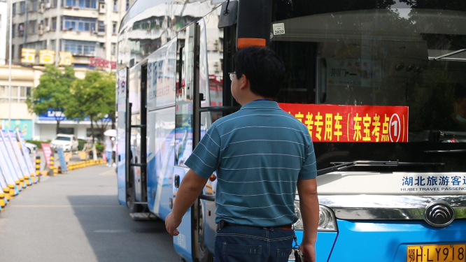 湖北荆门2022年高考师生上高考专车 