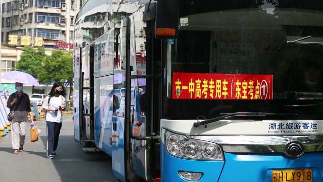 湖北荆门2022年高考学生上车