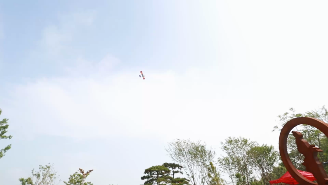 湖北荆门园博园开幕飞机划过天空 