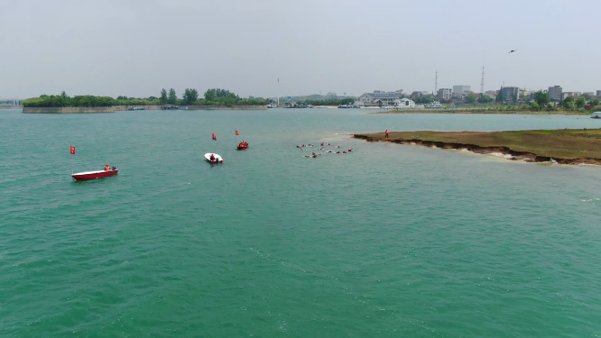 消防救援队员跨湖游泳训练 