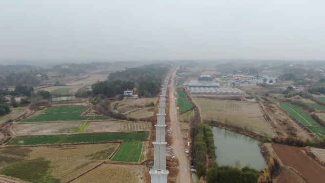 湖北修建中的高铁墩身航拍