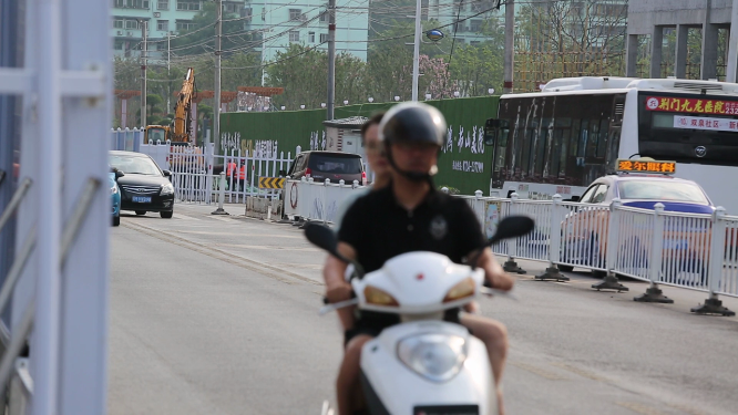 湖北荆门城市道路车流中景 
