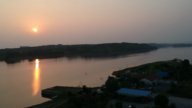 水边唯美的夕阳 