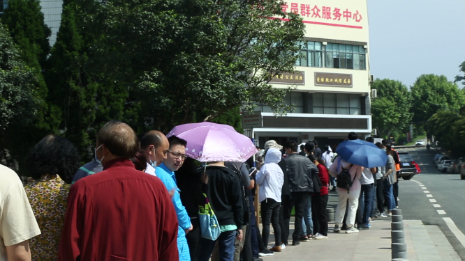 等待接种新冠疫苗的人们 快速组剪
