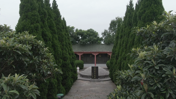 航拍湖北荆门烈士陵园 