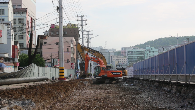 湖北荆门道路施工路旁的挖掘机 