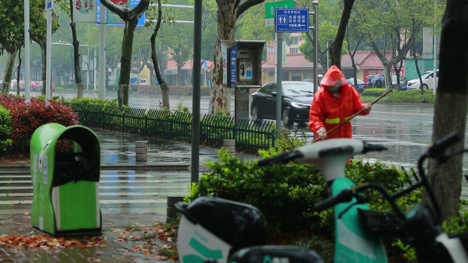 雨中停放的共享电动车 