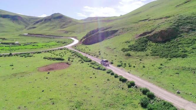汽车行驶在高原公路上