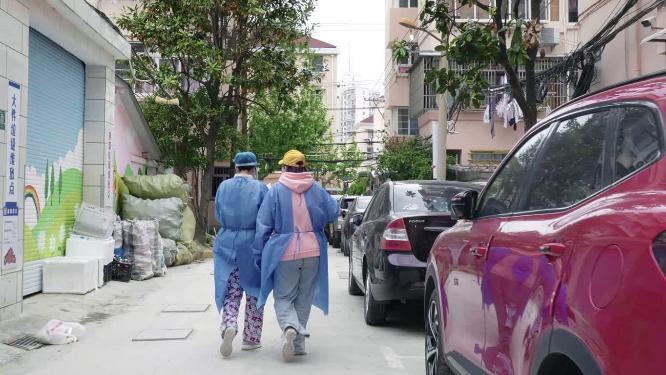 疫情期间小区志愿者配送居民物资