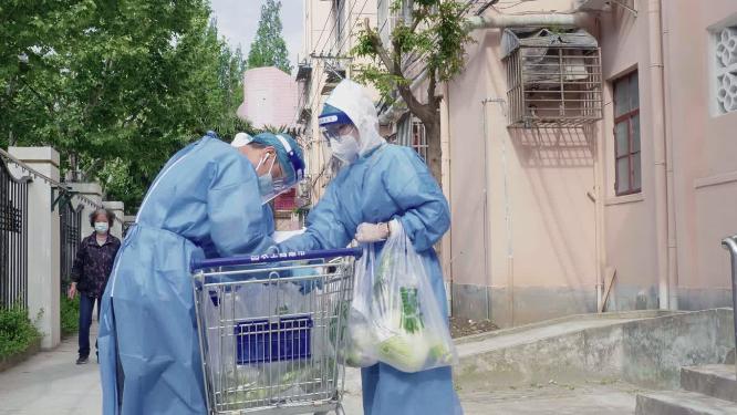 新冠疫情小区志愿者配送居民物资