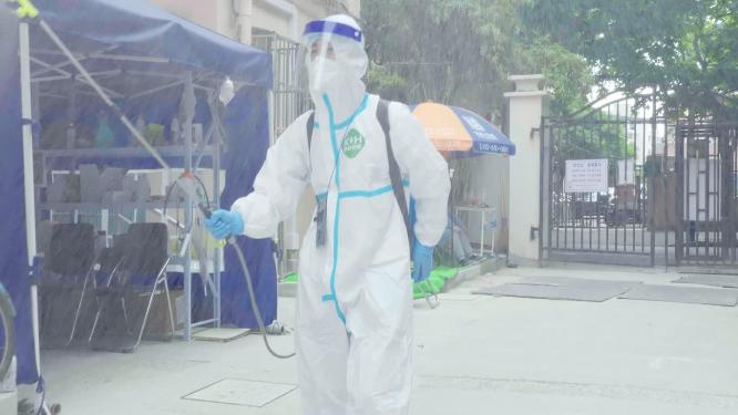 医护人员对小区环境进行消杀一组镜头