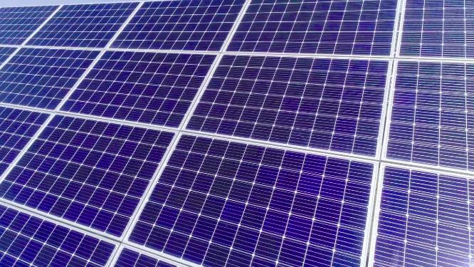 实拍戈壁滩上的太阳能电池板