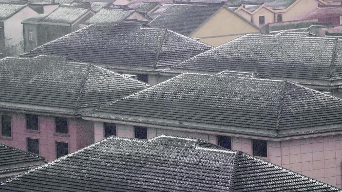 冬天下雪天的高档小区
